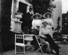 Colonel Brock Hollingshead and Family out side Ardvarna House c.1890