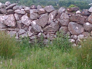 Feídin wall in Maghera with a double base wall of small stones and a single top wall with larger stones